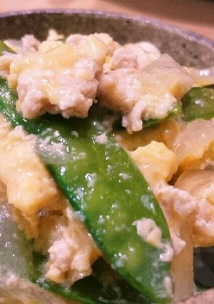 ゴマ香る♪絹さやと鶏挽き肉の親子丼♪-レシピのメイン写真