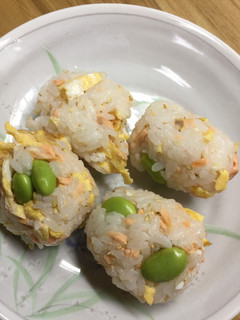 シャケ・枝豆・たまご焼きのおにぎり-レシピのメイン写真