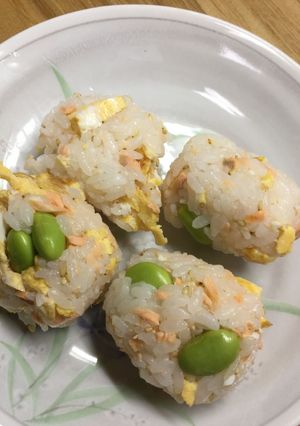 シャケ・枝豆・たまご焼きのおにぎり-レシピのメイン写真