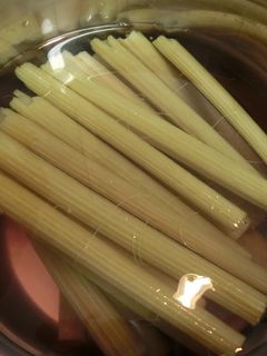蕗(ふき)の皮むき-レシピのメイン写真
