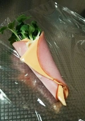 お弁当に♪ハムとかいわれ大根の花束-レシピのメイン写真