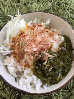 新玉ねぎとめかぶご飯-レシピのメイン写真