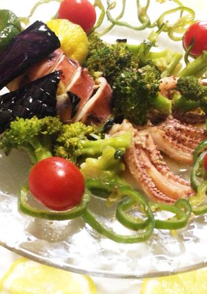 バジルコンソメスープの☆姿イカと野菜達-レシピのメイン写真