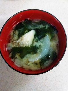 新玉ねぎと舞茸とわかめの味噌汁-レシピのメイン写真