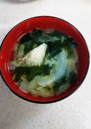 新玉ねぎと舞茸とわかめの味噌汁-レシピのメイン写真