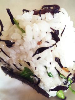 ひじきin 梅干しおにぎり-レシピのメイン写真