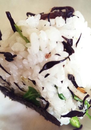 ひじきin 梅干しおにぎり-レシピのメイン写真