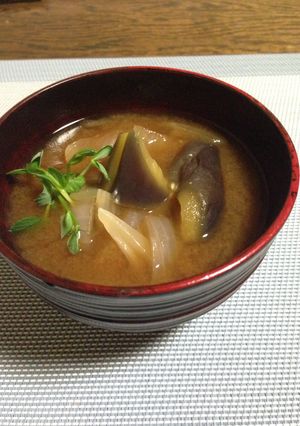 なすと玉ねぎの味噌汁-レシピのメイン写真