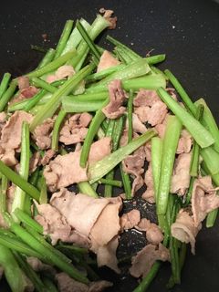 蕪の葉と茎と豚ばら肉の塩炒め-レシピのメイン写真