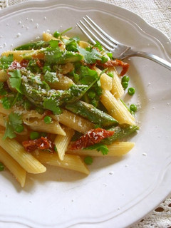 緑の野菜と赤のドライトマトのペンネ-レシピのメイン写真