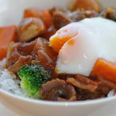 รูปของ ぷりぷり牛スジのデミ煮丼