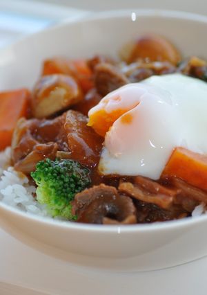 ぷりぷり牛スジのデミ煮丼-レシピのメイン写真