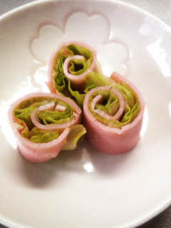ハムとレタスで可愛い♡渦巻き♬キャラ弁-レシピのメイン写真