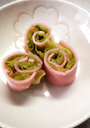 ハムとレタスで可愛い♡渦巻き♬キャラ弁-レシピのメイン写真