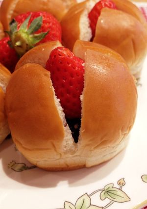 あんパンで簡単に「苺大福＊」-レシピのメイン写真