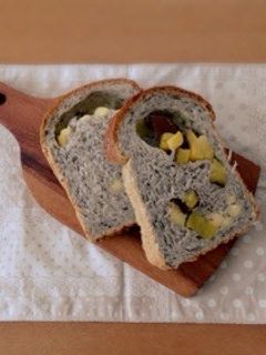 さつまいもとチーズ入り黒ゴマ食パン-レシピのメイン写真