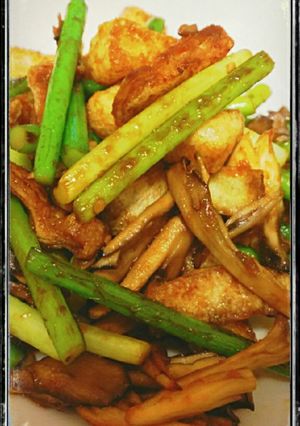 ニンニクの芽と揚げと舞茸の焼き肉タレ炒め-レシピのメイン写真
