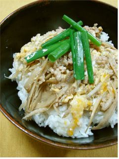 麺つゆで簡単!鶏ひき肉とごぼうの柳川風丼-レシピのメイン写真