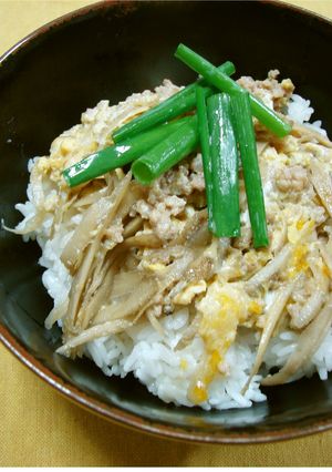 麺つゆで簡単！鶏ひき肉とごぼうの柳川風丼-レシピのメイン写真