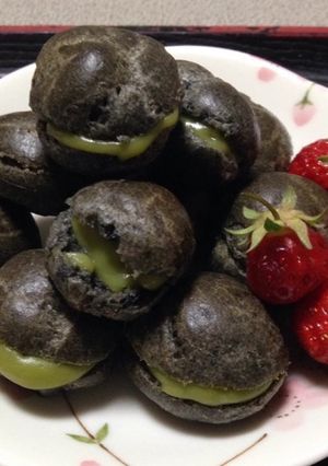 竹炭と抹茶でプチシュークリーム-レシピのメイン写真