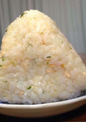 シャケフレークで簡単うまうまおにぎり-レシピのメイン写真