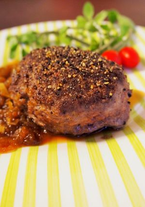 粗びき胡椒のハンバーグ林檎と玉葱ソース-レシピのメイン写真