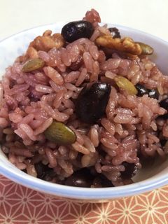 *赤飯みたい**黒豆くるみご飯*-レシピのメイン写真
