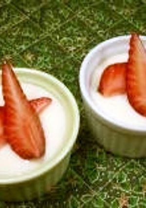 あまおうとはちみつ風味のミルクプリン-レシピのメイン写真