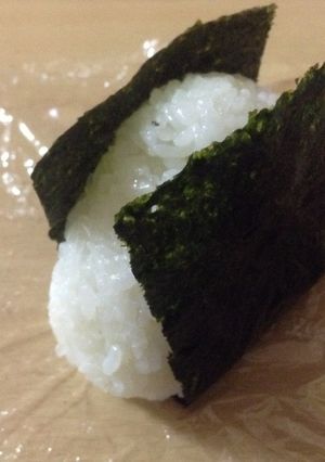 鮭のおにぎりにチーズを入れてみました-レシピのメイン写真