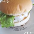 野菜を食べるハンバーガー