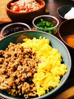 香ばし鶏そぼろとふわふわ卵の二色丼-レシピのメイン写真