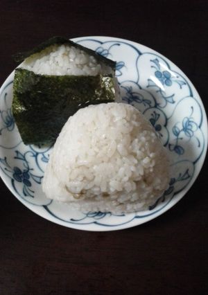 とろろ昆布でおにぎり-レシピのメイン写真
