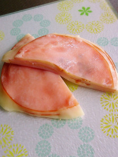 お弁当に♪ハムとチーズを焼いただけ☆-レシピのメイン写真