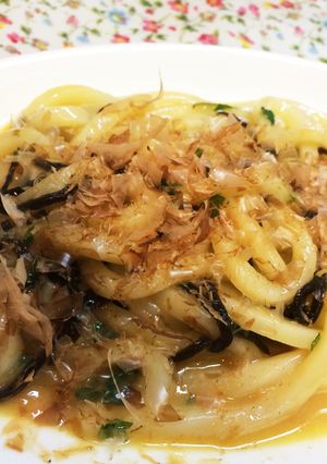 冷凍うどんで♪バターと塩昆布の釜玉うどん-レシピのメイン写真