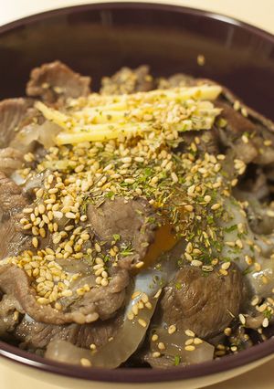 赤ワインを加えてつくるラム丼-レシピのメイン写真