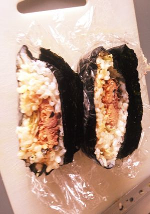 さんま蒲焼缶でおにぎらず-レシピのメイン写真