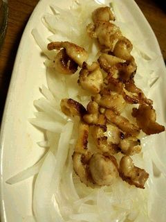 簡単鳥皮と新玉でかなり旨いおつまみ。-レシピのメイン写真