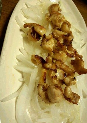 簡単鳥皮と新玉でかなり旨いおつまみ。-レシピのメイン写真