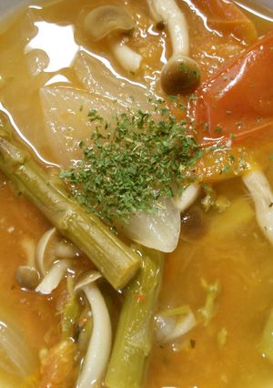 簡単♪トマトとアスパラ　コンソメスープ！-レシピのメイン写真