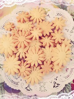 簡単♡卵と小麦粉と砂糖でお花クッキー♡-レシピのメイン写真