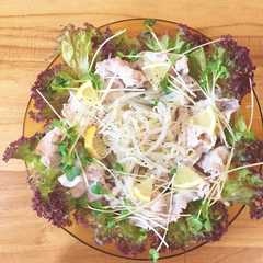 รูปของ レモン風味のさっぱり豚しゃぶサラダ