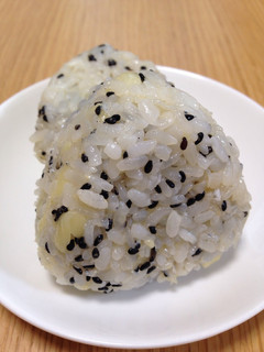 しらすと天かすのごまチーズおにぎり-レシピのメイン写真
