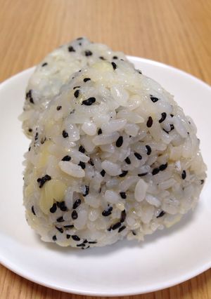 しらすと天かすのごまチーズおにぎり-レシピのメイン写真