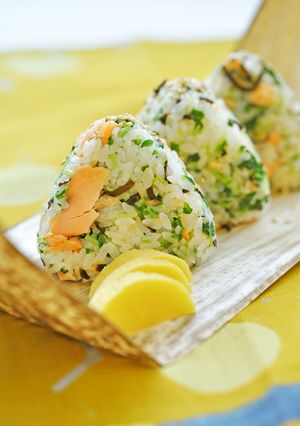 豆苗と鮭のおむすび-レシピのメイン写真