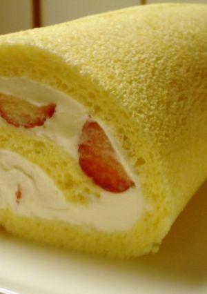 しっかりふわふわ イチゴのロールケーキ-レシピのメイン写真