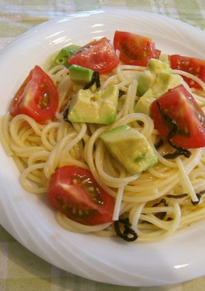 トマトとアボカドと塩昆布の冷製パスタ-レシピのメイン写真