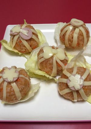 肉団子の入ったケチャップライスおにぎり-レシピのメイン写真