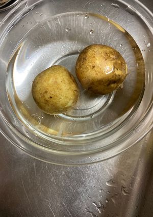 コツ：じゃがいもは皮つきで水につけておく-レシピのメイン写真