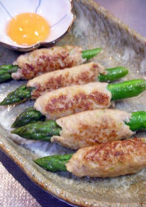グリーンアスパラの鶏つくねロール卵黄添え-レシピのメイン写真