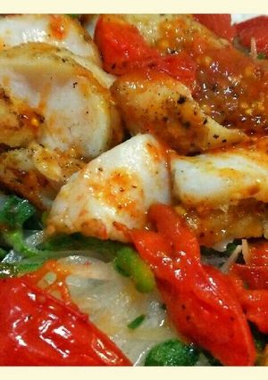 焼いた白身魚をのっけたメインになるサラダ-レシピのメイン写真